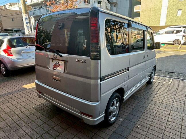 ウィンカーがクリアランプで高級感を演出しております。